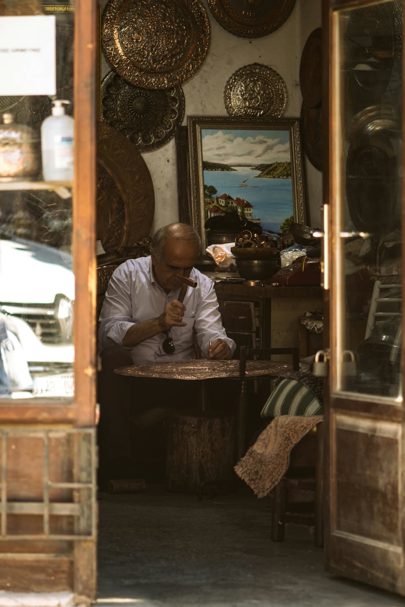 Artisan au travail dans son atelier