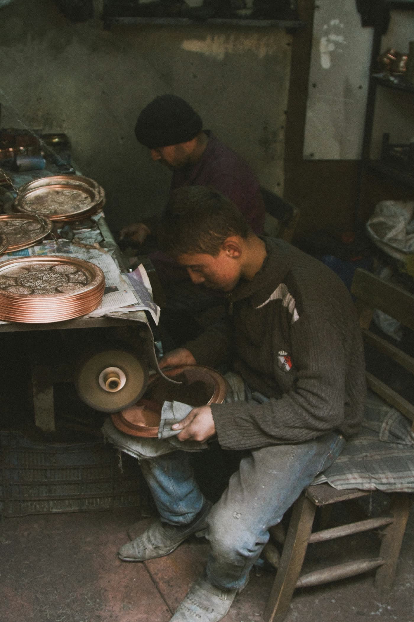 Maître artisan transmettant son savoir